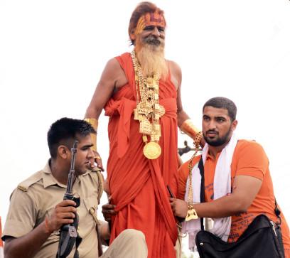 p36(2)7 月28 日，印度加济阿巴德，56 岁的Sudhir Makkar 俗称“金爸爸”，穿戴近12.5 公斤的黄金展开朝圣之旅(Kanwar Yatra)。