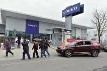 用绳拉沃尔沃游街 用绳拉沃尔沃游街