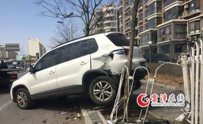 北京女司机停车连撞6道护栏5辆车 被误认是暴