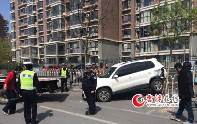 北京女司机停车连撞6道护栏5辆车 被误认是暴