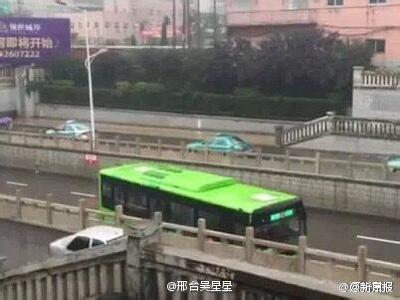 暴雨中最牛公交掉头 精湛车技秒杀大片(图)