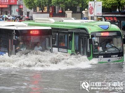 暴雨中最牛公交掉头 精湛车技秒杀大片(图)