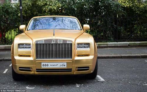 沙特富豪批量空运"黄金战车"去英国度假