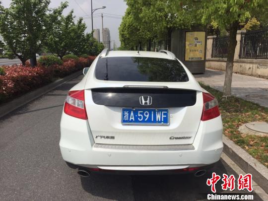 图为：警方为占先生找回的租赁汽车。　伊芳明 摄