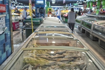 11月23日，广渠路家乐福超市，卖活鱼的鱼缸已经被撤掉，冷冻的水产品还在售卖。新京报记者 彭子洋 摄