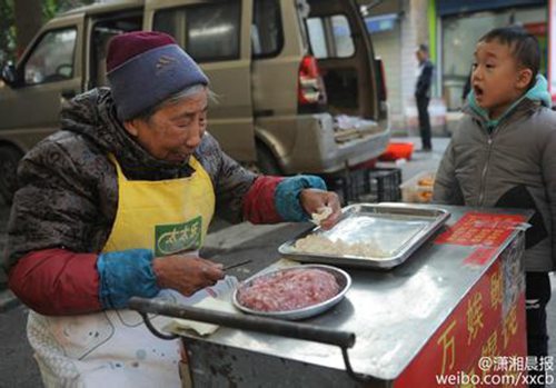 八旬老人卖馄饨十年不涨价