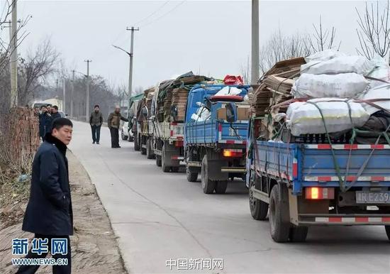 1月16日，执法人员在一处生产假冒酱油的窝点查处的涉案物资装满了五辆货车。