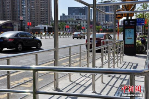 资料图：在北京部分地区，滴滴设立了站牌。<a target='_blank' href='http://www.chinanews.com/' _fcksavedurl='http://www.chinanews.com/'></table><p  align=