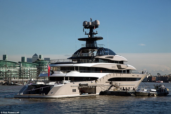 私家豪华游艇六卧室三甲板 周租金94万欧元