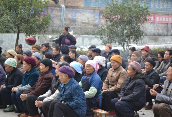中国式农民养老:每月领60 流泪说满意