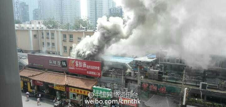 北京一小吃店火灾 浓烟高达10米