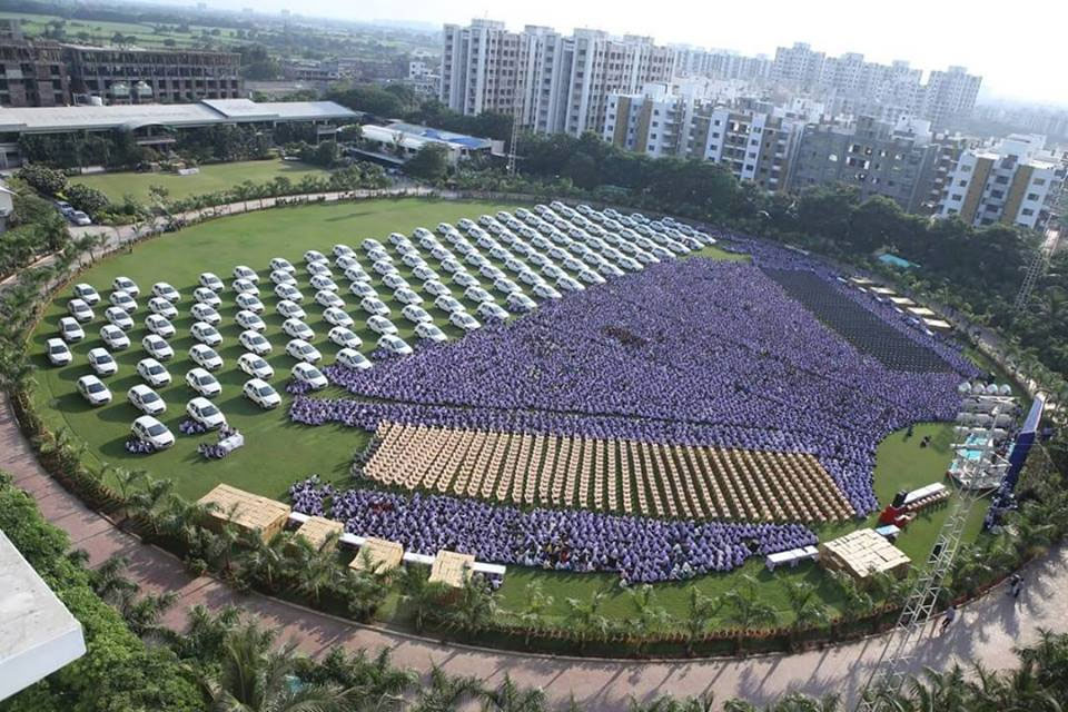 印度一家钻石公司老板为员工准备了491辆菲亚特汽车，