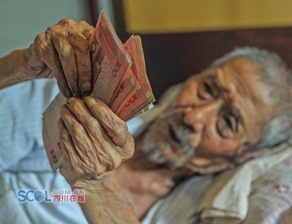 百岁老人趣事：103岁银行退休工每天数钱找感觉