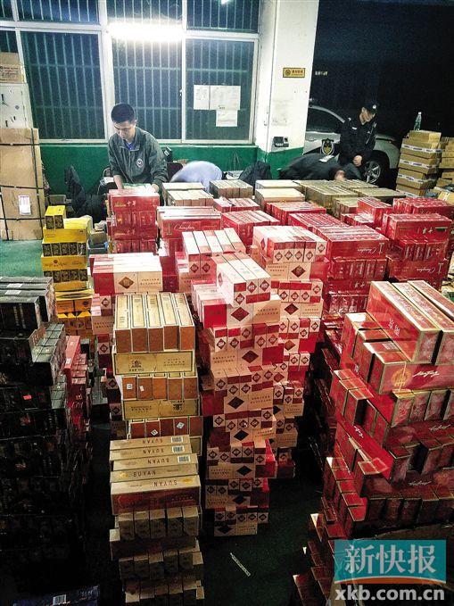 ■查获的可疑香烟堆成一座座“小山”。