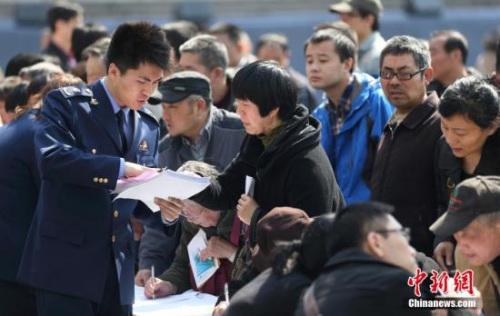 资料图：3月15日，南京市民向工作人员进行咨询投诉。中新社发 泱波 摄