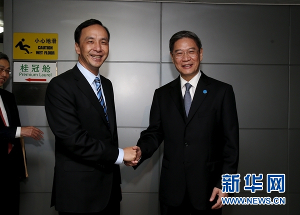 5月2日,中共中央台湾工作办公室主任张志军(右)在机场迎接中国国民党主席朱立伦一行
