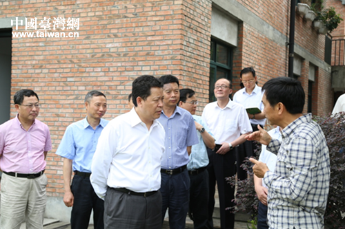 四川省政协副主席杨兴平（前中）率人大代表、政协委员联合视察组在新津县台资企业翔生公司调研