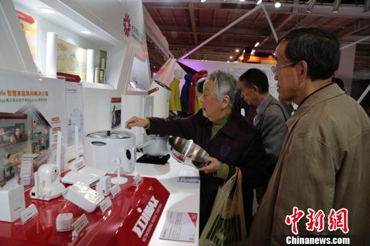 4月15日，2016甘肃(兰州)台湾名品博览会上，一些实用性强的智能产品吸引民众驻足。　钟欣 摄