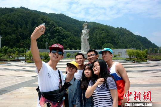 图为台湾青年学生在长汀客家母亲缘广场合影。　张金川　摄