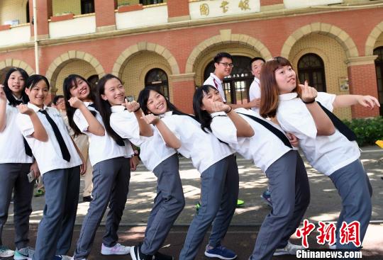 参加第十四届榕台青年夏令营的马祖高中女学生在福州高级中学校园内合影留念。　记者刘可耕 摄