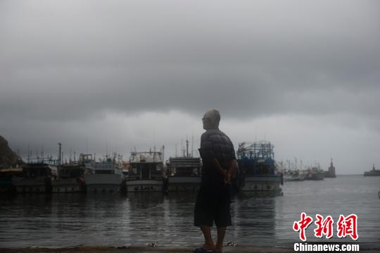 组图：“潭美”逼近台湾发布海陆台风警报