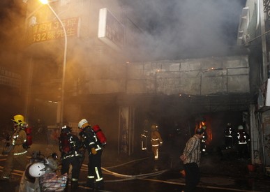 　台南市东门城圆环旁一家早餐店清晨火警。（台媒图）