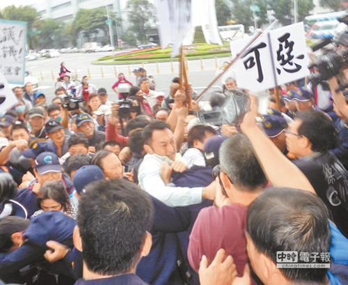 台湾大厂废水污染海域渔民带臭鱼抗议爆冲突