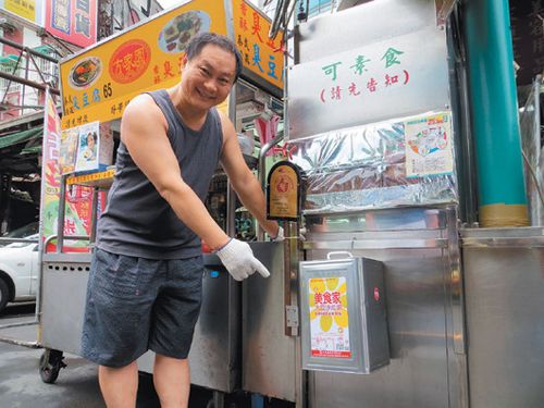 馊水油事件引发食客恐慌夜市摊贩摆出油桶自清