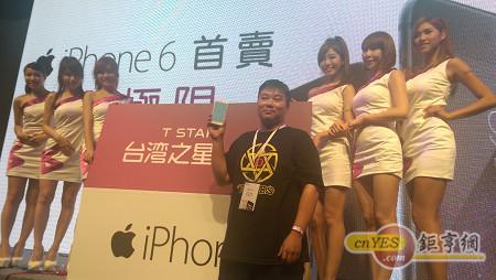 排15小时抢到iPhone6台湾首位买主：终于等到你