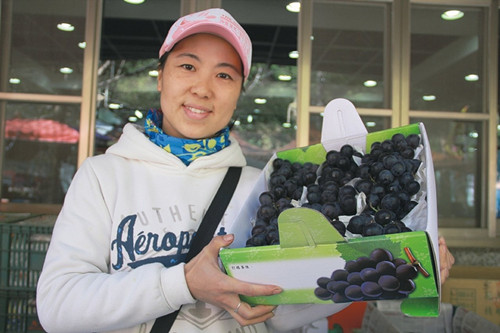 大陆配偶在台摆摊卖葡萄笑容甜美好人缘（图）