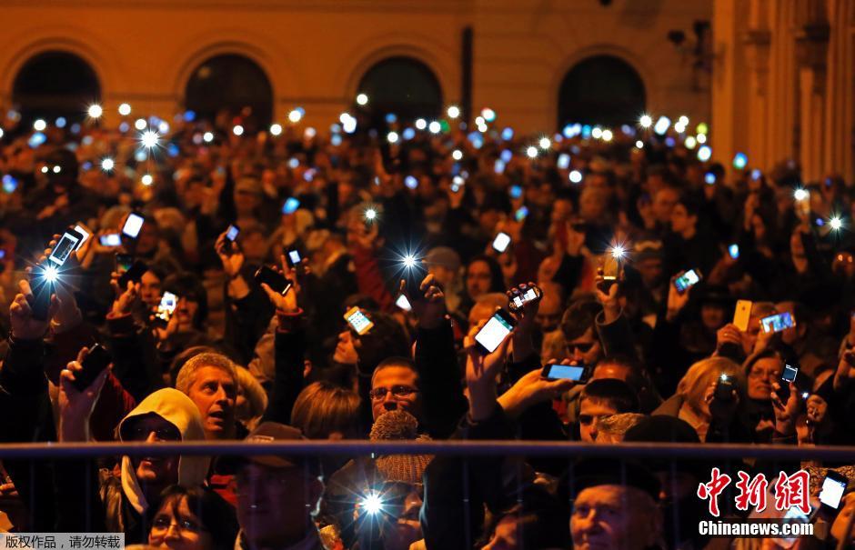 匈牙利数千人举手机 抗议网络流量征税