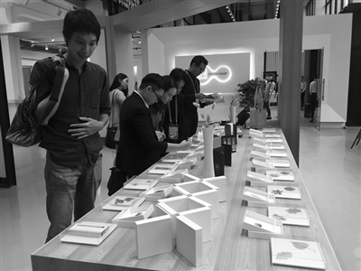 两岸嘉宾在杭州创意设计中心微立方展厅参观文创作品