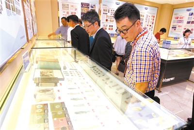 百名台商在苍南博物馆参观了解苍南的历史文化。
