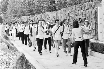两岸大学生祭拜南京大屠杀遇难同胞