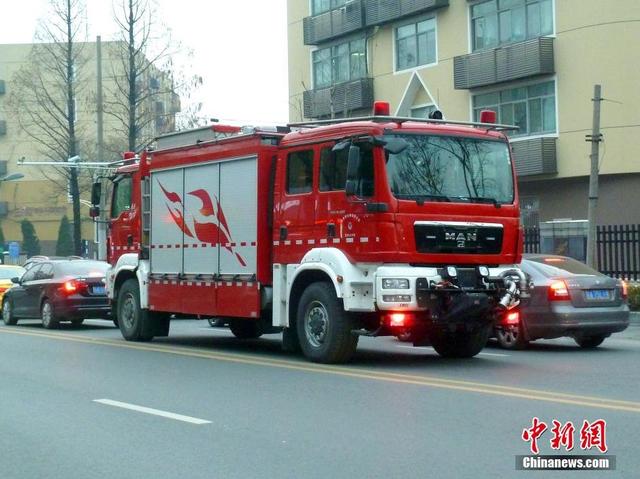 南京街头现双车头消防车 价值900万元