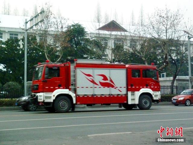 南京街头现双车头消防车 价值900万元
