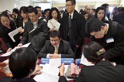 上海：公务员现身招聘市场 称到手7000元月薪就跳槽
