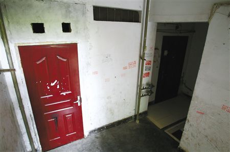 被居民用门封住并留有窗户的电梯井 记者 蒋雨龙 摄