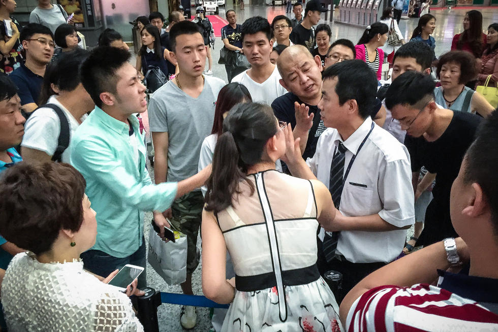 广州暴雨致航班取消延误 乘客申诉