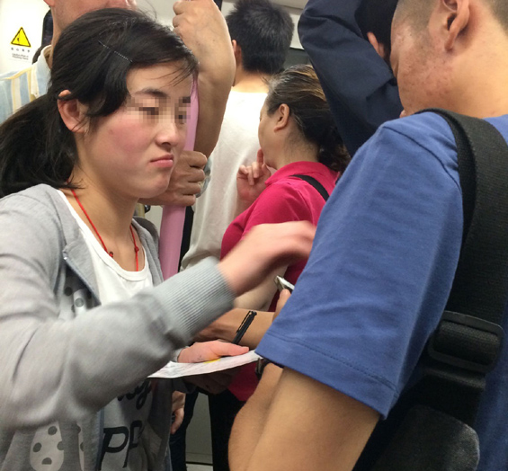 武汉地铁“乞讨一族”的过分行为，已经让一些乘客忍无可忍。日前，唐女士在微博上发了一组武汉地铁2号线上女乞讨者对男乘客“上下其手”的照片，“不给钱，就摸胸、搂腰“，唐女士愤怒地表示：这样乞讨真是令人厌恶！