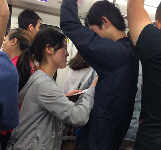 武汉地铁“乞讨一族”的过分行为，已经让一些乘客忍无可忍。日前，唐女士在微博上发了一组武汉地铁2号线上女乞讨者对男乘客“上下其手”的照片，“不给钱，就摸胸、搂腰“，唐女士愤怒地表示：这样乞讨真是令人厌恶！