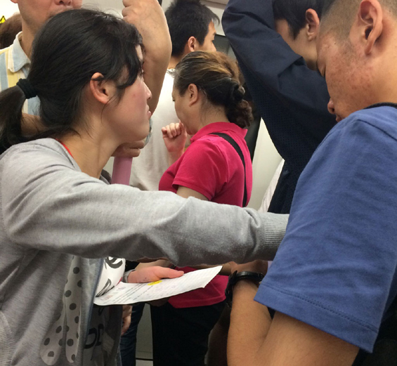 武汉地铁“乞讨一族”的过分行为，已经让一些乘客忍无可忍。日前，唐女士在微博上发了一组武汉地铁2号线上女乞讨者对男乘客“上下其手”的照片，“不给钱，就摸胸、搂腰“，唐女士愤怒地表示：这样乞讨真是令人厌恶！