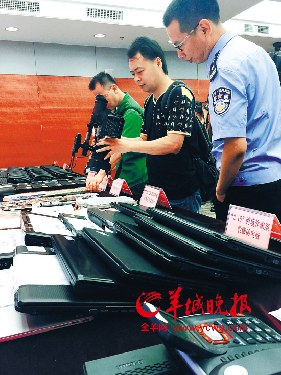 　　跨境诈骗案缴获的电话卡、网关、电脑等作案工具