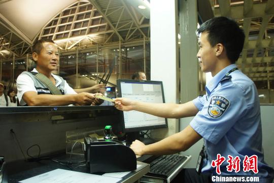 广州白云口岸迎台胞免予签注政策后首位台湾旅客