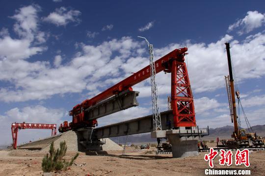 西宁12月17日电 (郭雪媛)"锡北铁路是青海省盐湖地区首条地方工业铁路