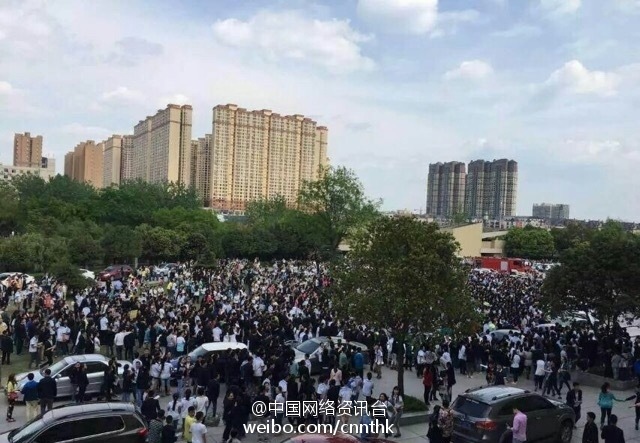 四川南充一中教学楼突发大火