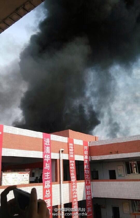 四川南充一中教学楼突发大火