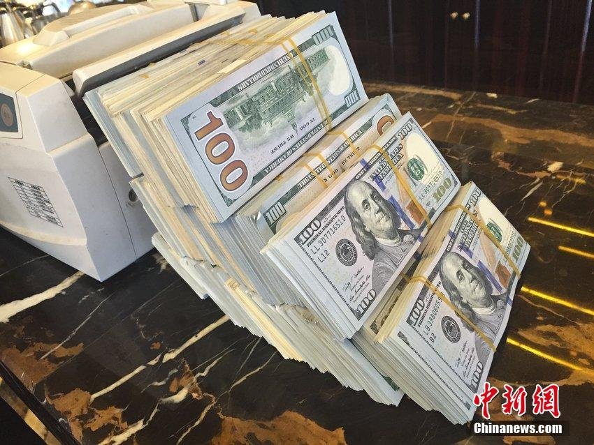 土豪在杭州捧33万美金现钞买房