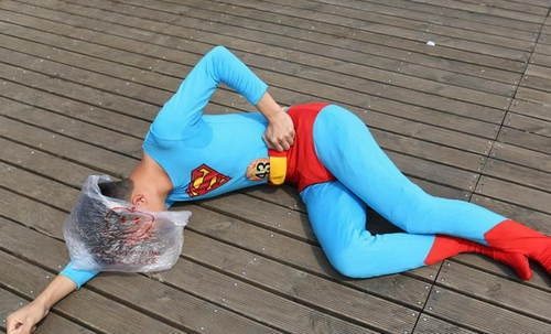 大学新生举行装死大赛 各种死法笑翻全场