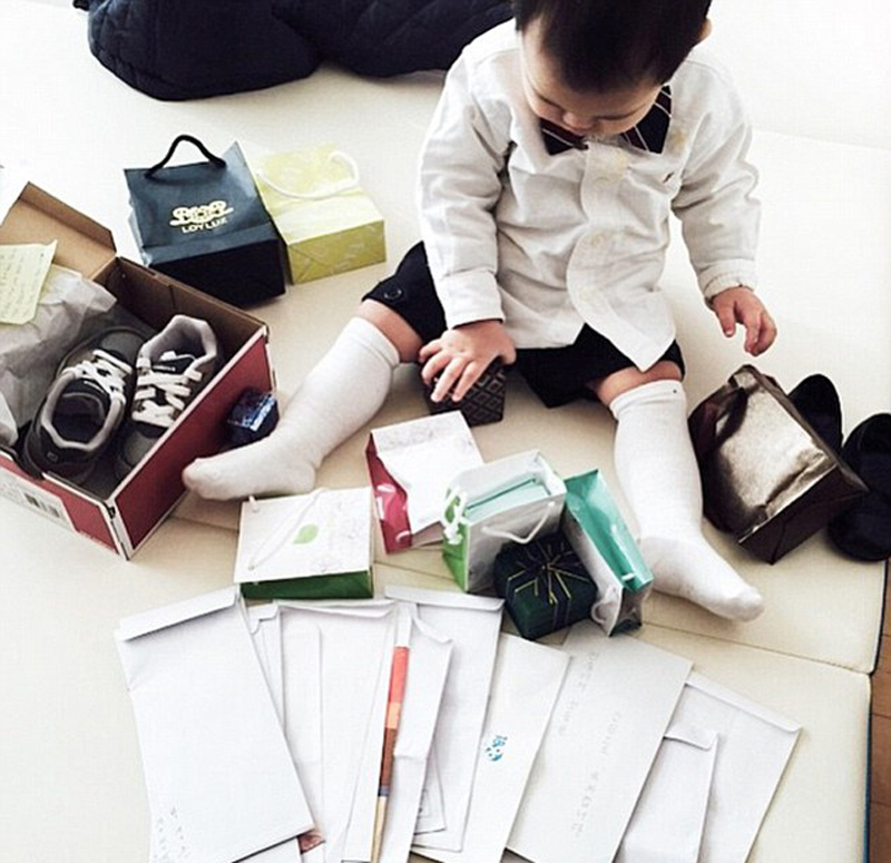 欧美网络掀起儿童炫富潮小娃娃晒钞票开豪车组图